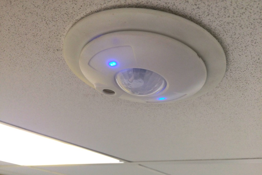 Photo of a multi-sensor in the ceiling of a classroom. 